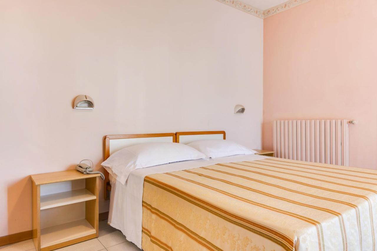 Hotel Sorriso Rimini Bagian luar foto